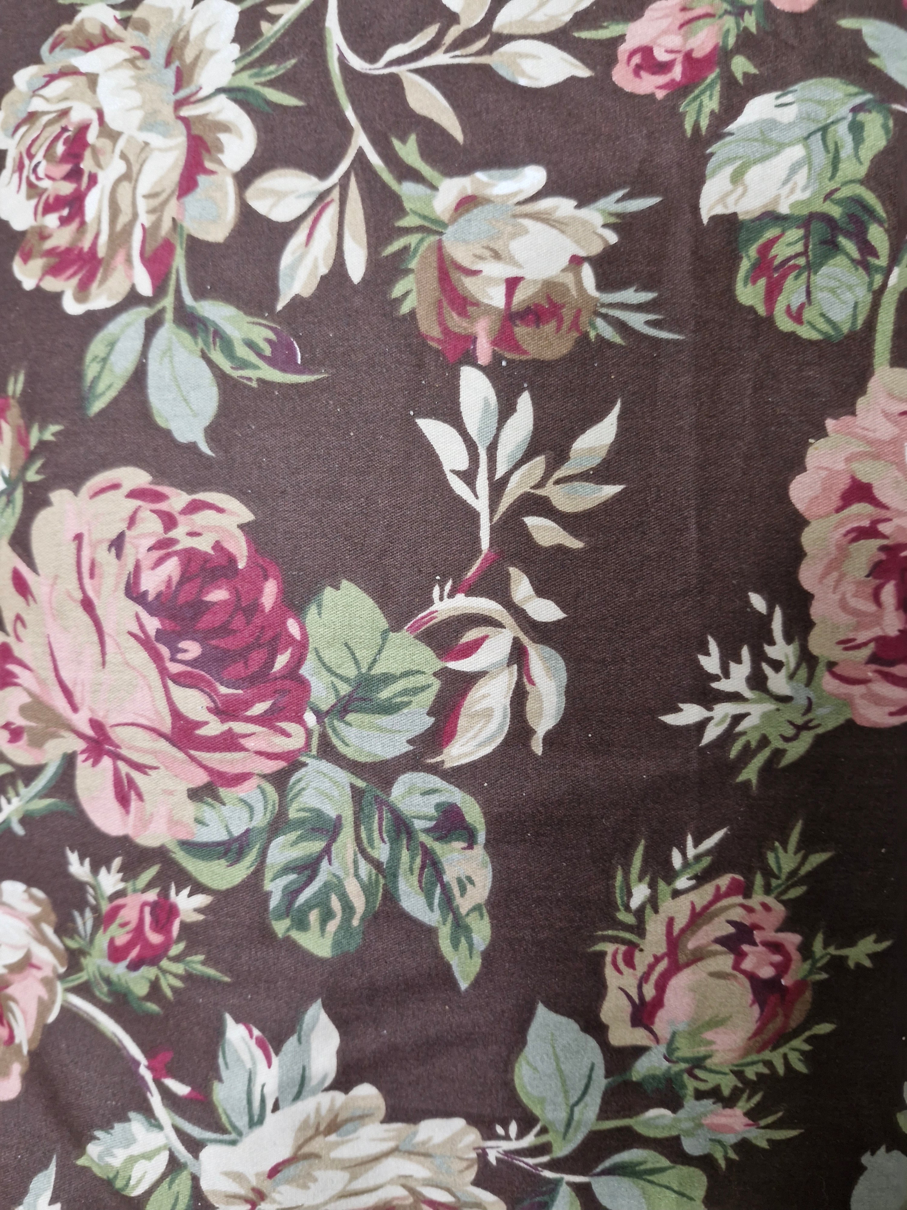 Housse de Coussin “Camélia Beige & Marron” – Gaze de Coton & Motif Fleuri – 50×50 cm