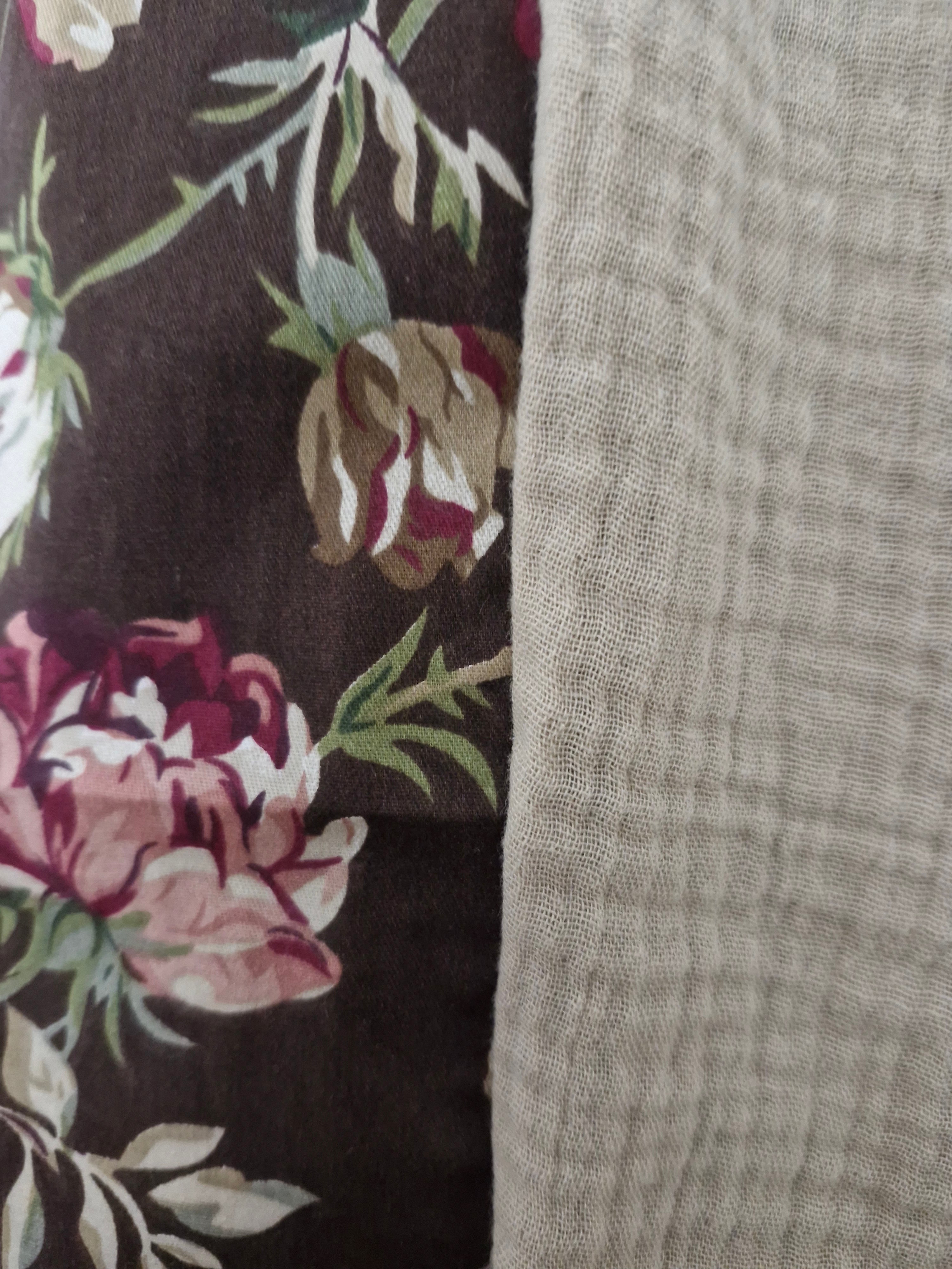 Housse de Coussin “Camélia Beige & Marron” – Gaze de Coton & Motif Fleuri – 50×50 cm