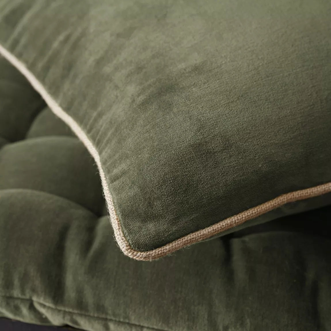 Coussin Velours Kaki & Passepoil Jute – 40×40 cm