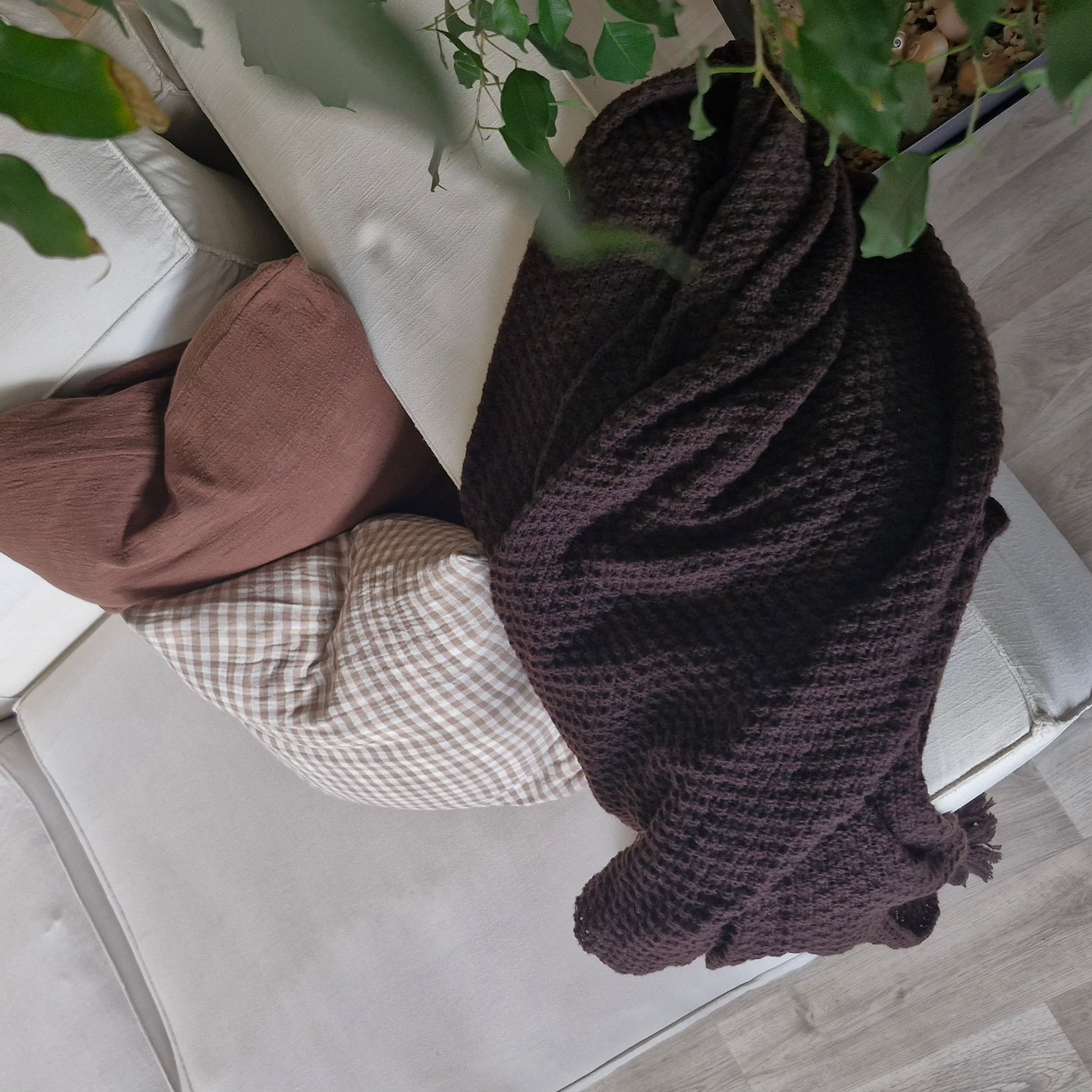 Plaid en maille avec pompons – Marron
